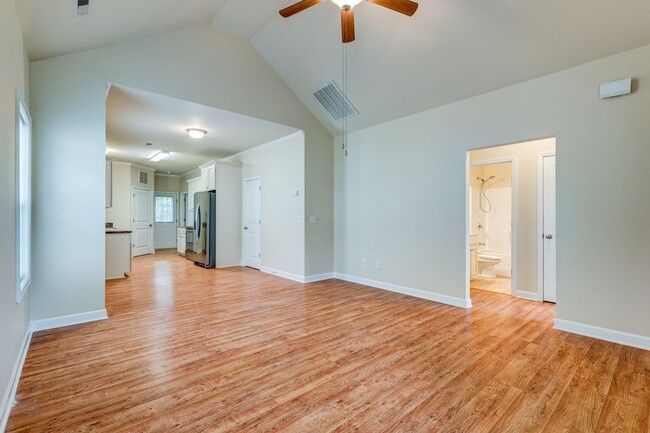 Building Photo - Feels Like New 3 Bed 2 Bath Minutes from H...
