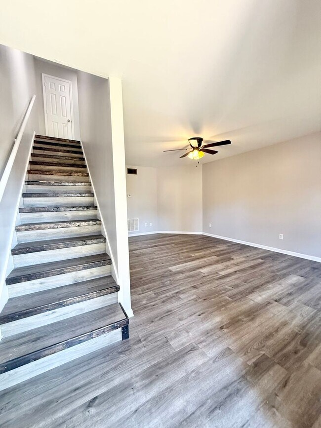 Building Photo - 8700 White Rock Ln