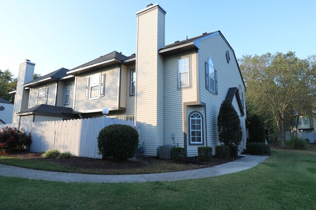 Building Photo - Beautiful 2 Story 2 bedroom 2.5 bath Condo...