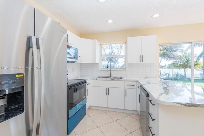 Building Photo - 10875 Westwood Lake Drive, Miami, FL 33165