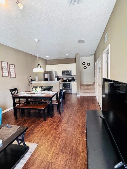 Building Photo - 8931 Shine Dr