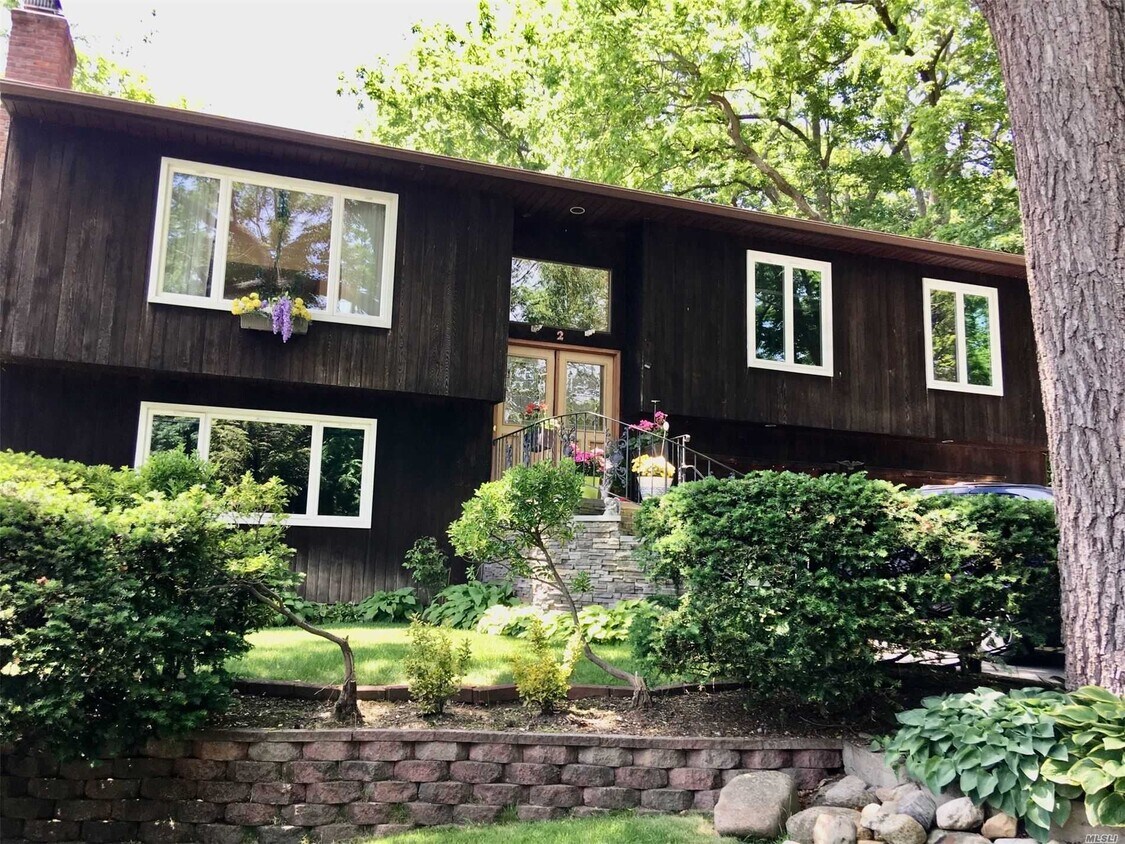 Primary Photo - 2 Lakeside Dr