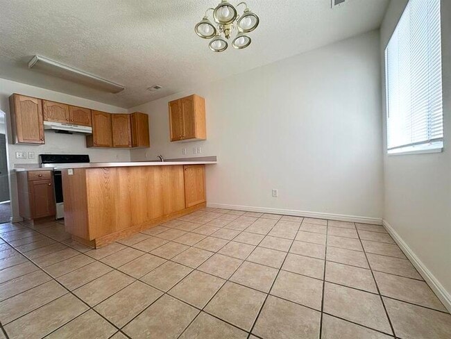 Building Photo - 585 W 350 N