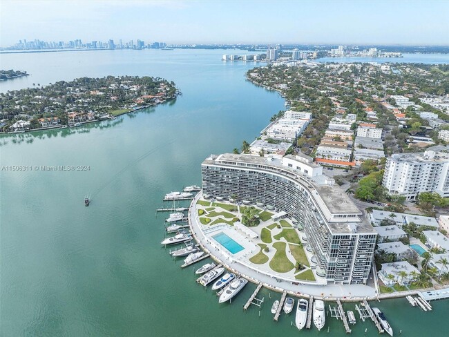 Foto del edificio - 900 Bay Dr
