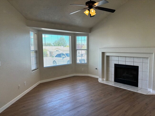 Building Photo - 3 Bed 2 Bath Home