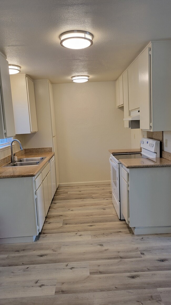 Kitchen - 3216 Blue Ridge Cir