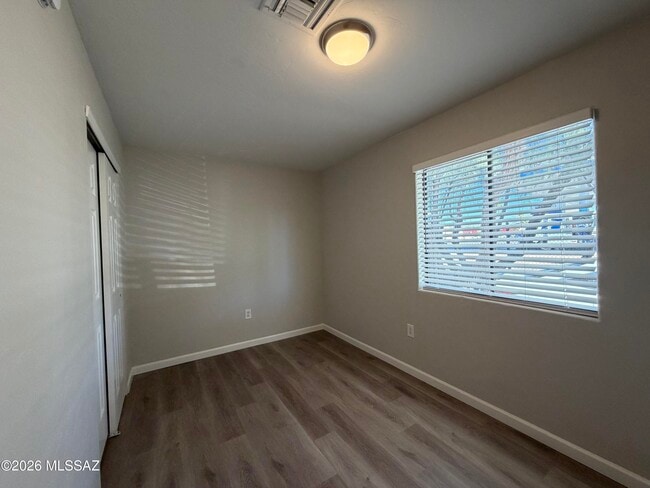 Building Photo - 506 N Iroquois Ave