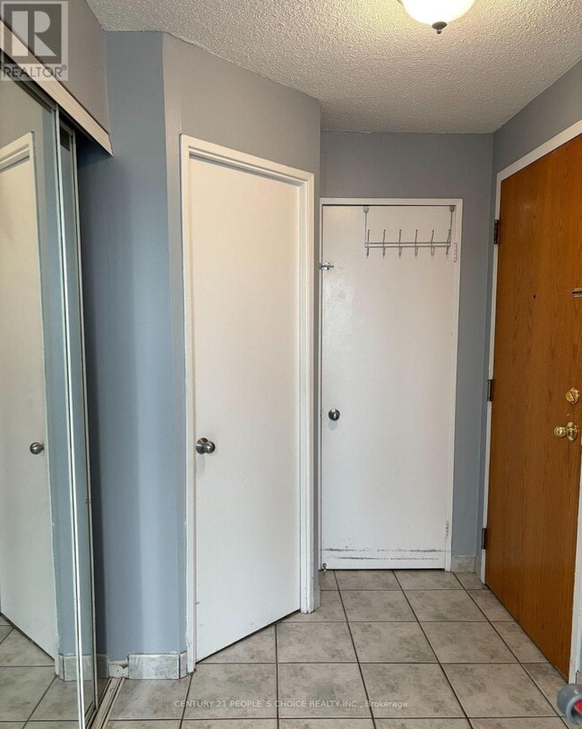 Building Photo - 61 Markbrook Ln