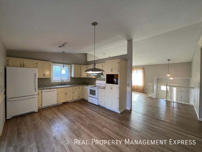 Building Photo - Charming 4 bed 2 Bath Home!