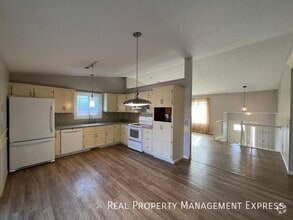 Building Photo - Charming 4 bed 2 Bath Home!