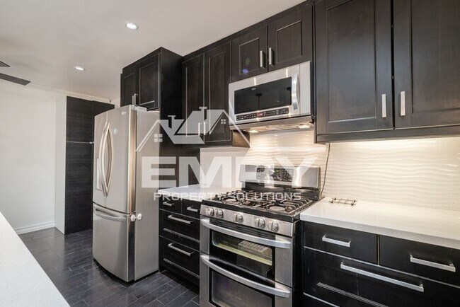 Foto del edificio - Primary Home and ADU for rent Division St ...