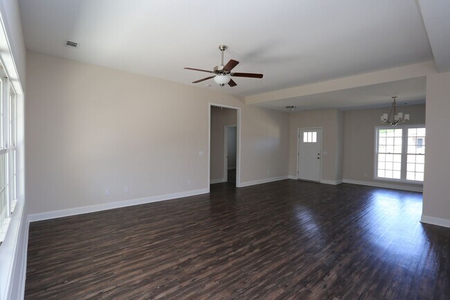 Foto del edificio - 3 Bedroom Brick House in SEB School District Available NOW