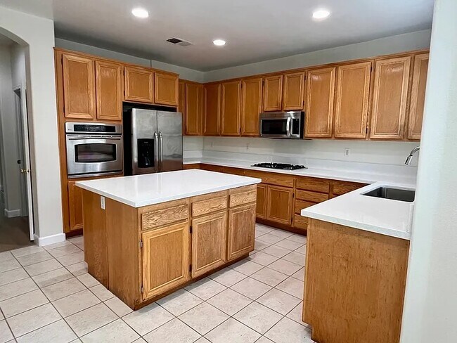 Building Photo - 525 Avenida Ortega