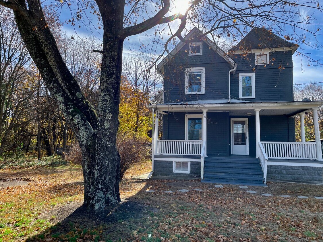 Foto principal - Beautiful 3 Bedroom Detached Home FOR RENT...