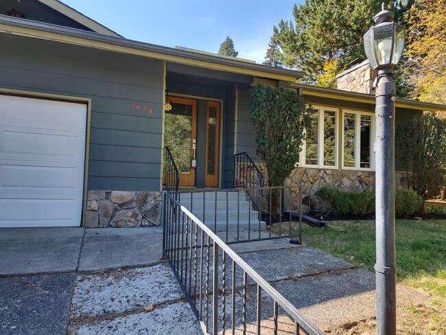 Foto del edificio - Single-Story Gardener's Dream Home Located...