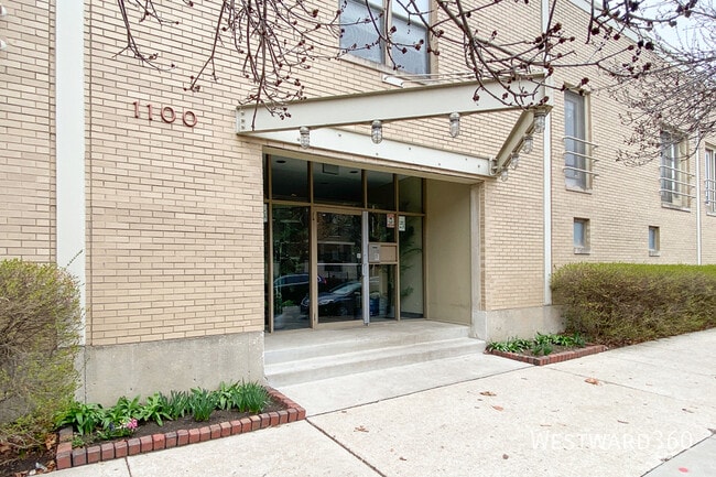 Photo - 1100 W Cornelia Ave Apartment