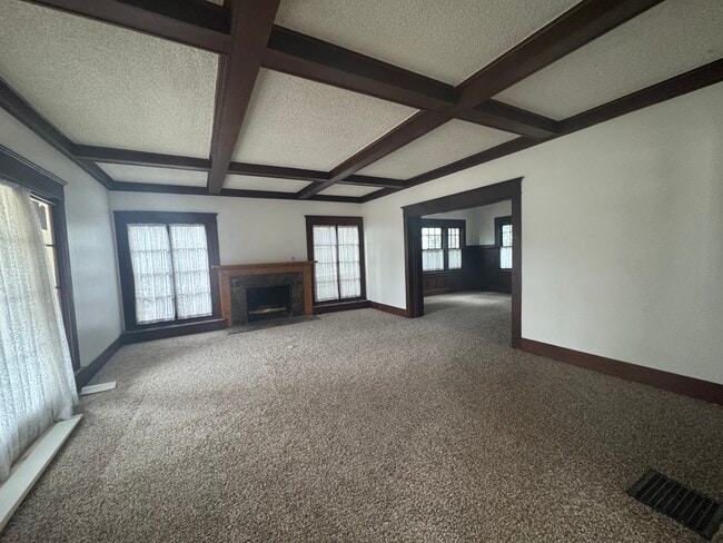 Building Photo - 409 E Columbia Ave