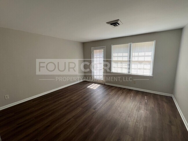 Building Photo - Lovely 2 Bedroom 1.5 Apartment