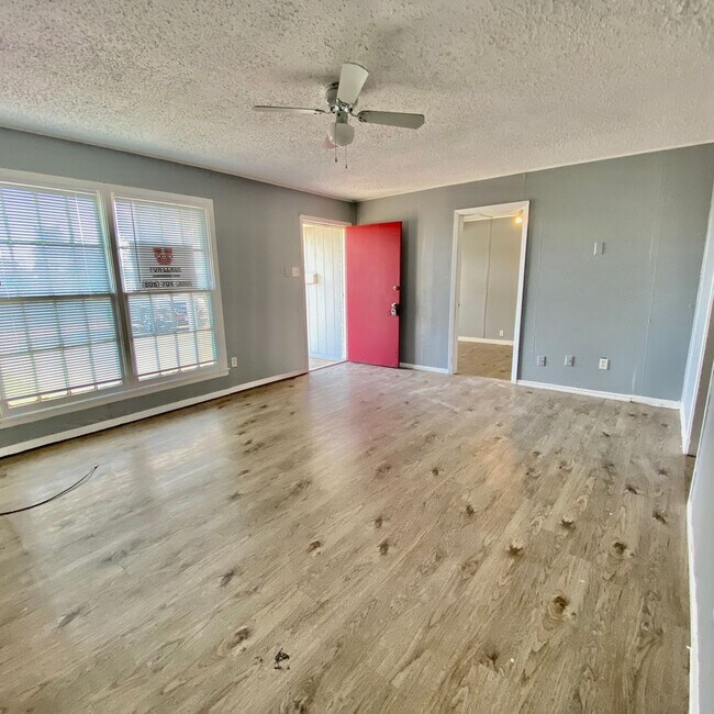 Foto del edificio - Handyman Special $0 First Month's Rent / “You fix, you SAVE BIG!!” Contact Mayshell for details: ...