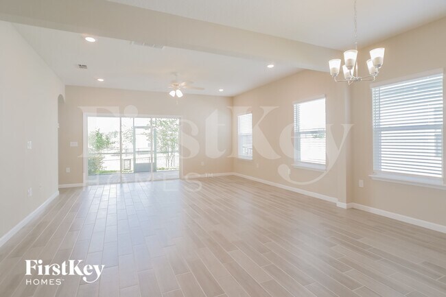 Foto del edificio - 332 Stone Arbor Ln