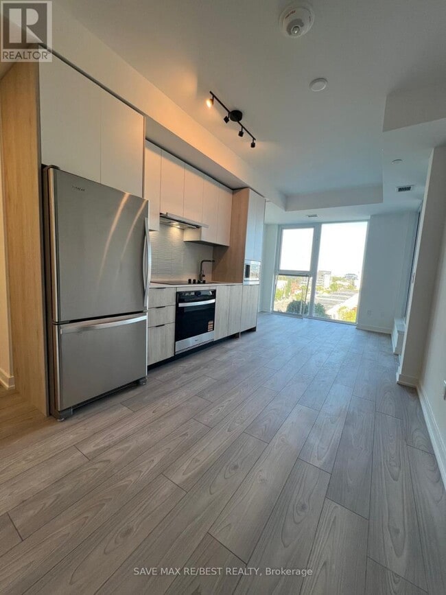 Building Photo - 1007 The Queensway