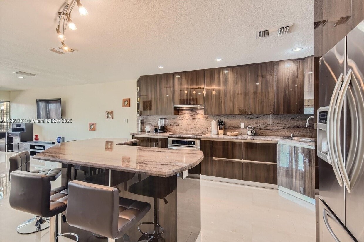 Foto principal - 3864 NE 167th St