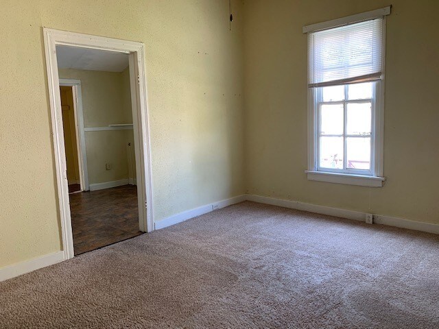 Foto del edificio - LOCATION LOCATION!! - Duplex in Five Points