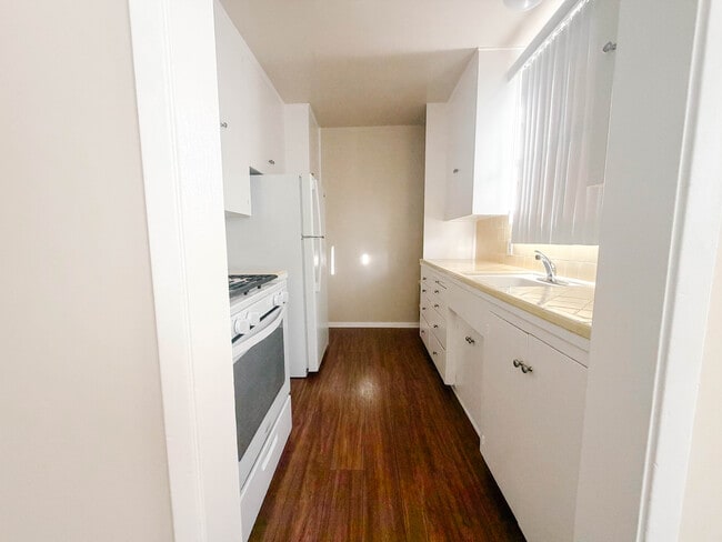 Building Photo - 1604 Larch St