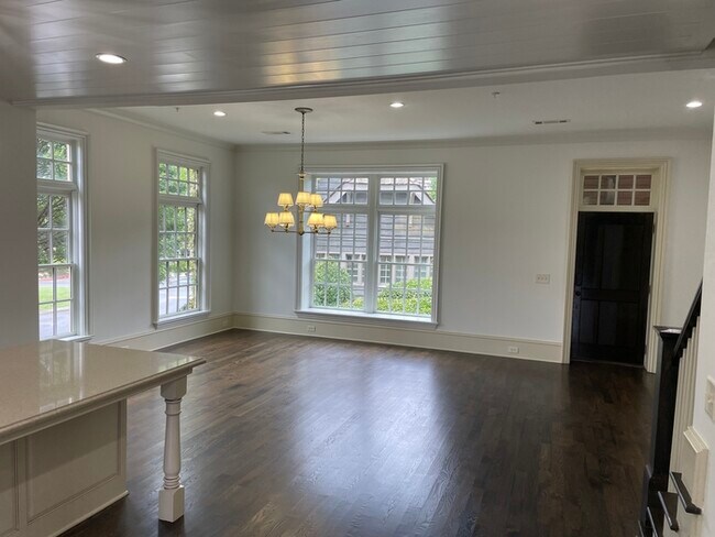 Building Photo - Amazing Condo in Commercial District of Vi...