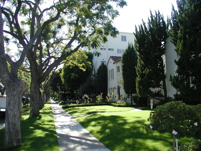 Building Photo - 345 N Oakhurst Dr