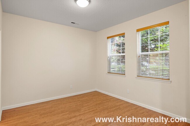 Foto del edificio - Beautiful 2 BD | 2.5 BA Orenco Gardens Townhome | 2-Car Garage | Minutes to Nike & MAX Station