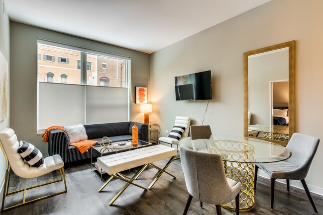 851 West | Sala de estar del apartamento modelo - 851 West