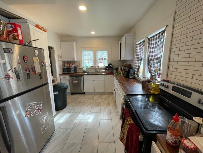 Foto del edificio - Pre-Leasing for September - 4bed/2bath House