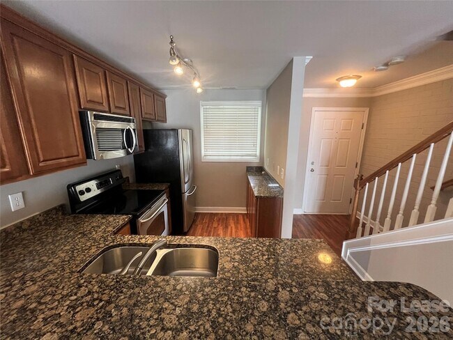 Foto del edificio - 1336 Green Oaks Ln