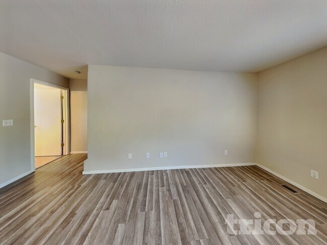 Foto del edificio - 8700 Winding Creek Dr