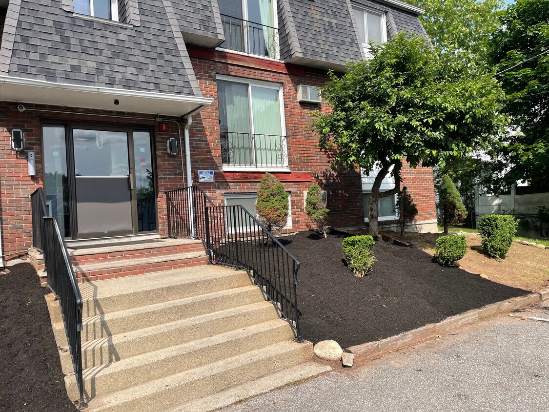 Well maintained, secure building - 215 Mammoth Rd