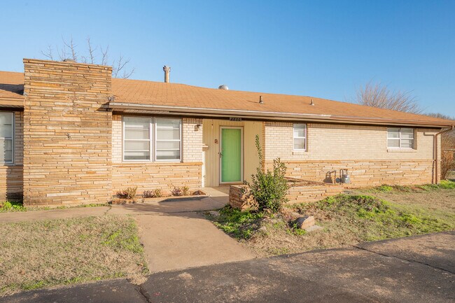 Foto del edificio - 4800 Spencer Rd