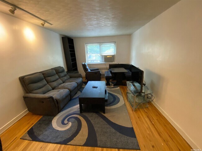 Foto del edificio - 111-09 66th Ave