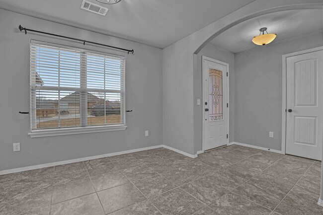 Foto del edificio - Beautiful 3 Bed 2 Bath home ready for move in! All new carpeting!