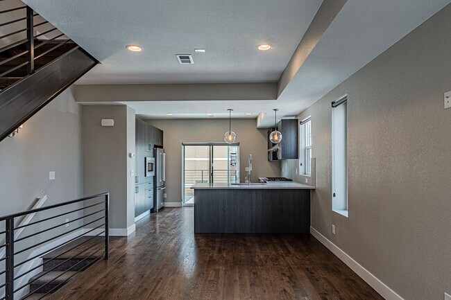 Foto del edificio - FOR RENT! Experience Elevated Living at Do...