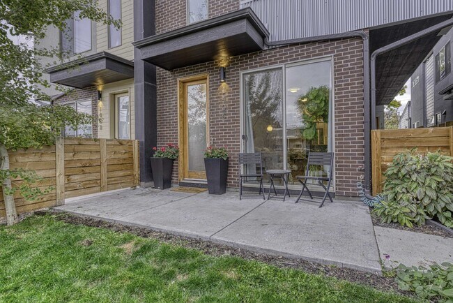 Foto del edificio - Newer Townhome next to Sloan's!