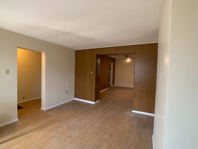 Foto del edificio - Great 2 bed 2 bath with bonus attic space house located steps from shopping.
