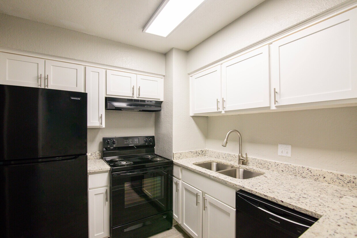 The Life at Beverly Palms Apartments in Pasadena, TX