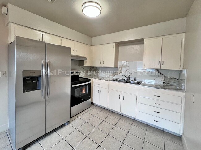 Foto del edificio - 3338 N Purdue Ave