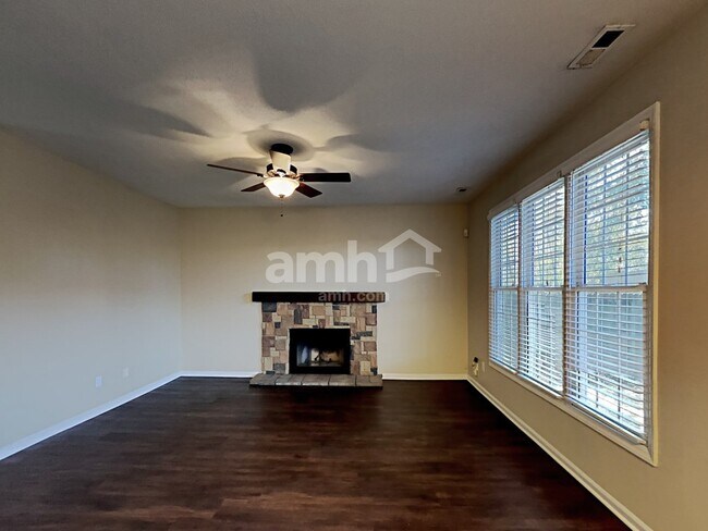 Building Photo - 537 Hanska Way