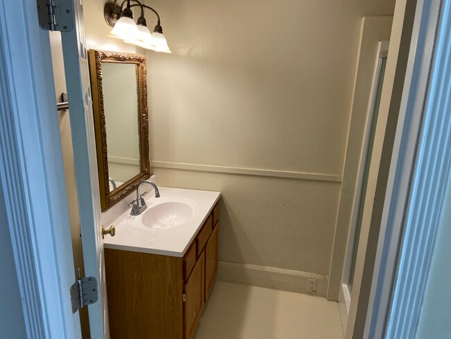 Baño completo en la planta baja - 2440 W Lexington St