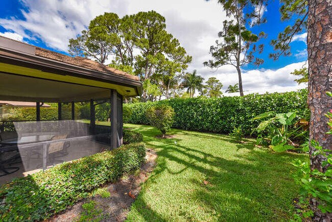 Foto del edificio - 493 Forestview Dr