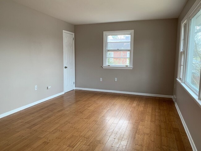 Building Photo - 525 Hilton Dr