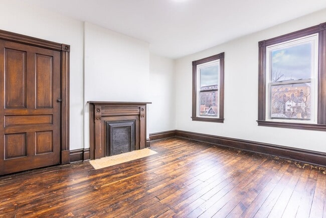 Building Photo - AVAILABLE NOW - Spacious home w/ Patio in ...