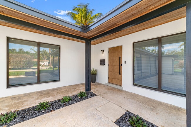 Building Photo - 224 E Kalmia Dr